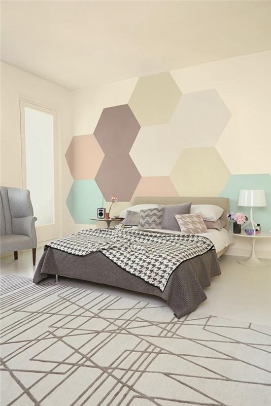 geometrinen seinä makuuhuoneessa