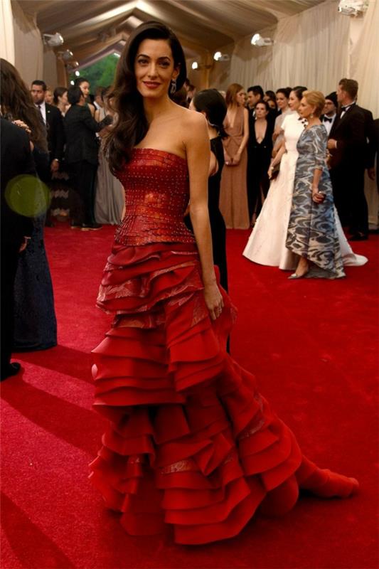 George Clooney tyttöystävä Amal Cloony punainen mekko