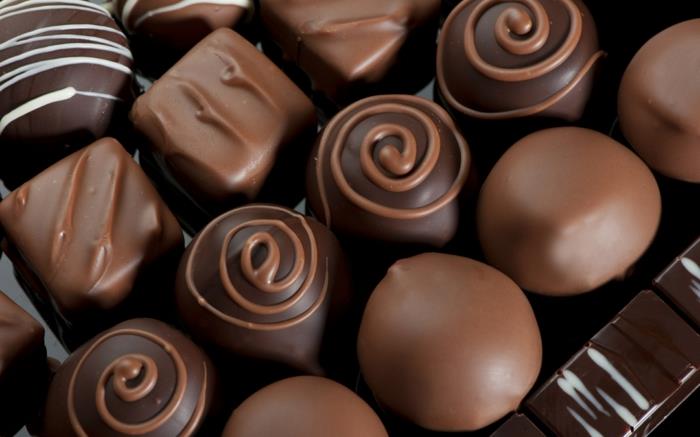 lahjaideoita ystävälle leikkausideoita ystävä tryffeli pähkinöillä täysmaito kaneli oranssi tumma suklaa