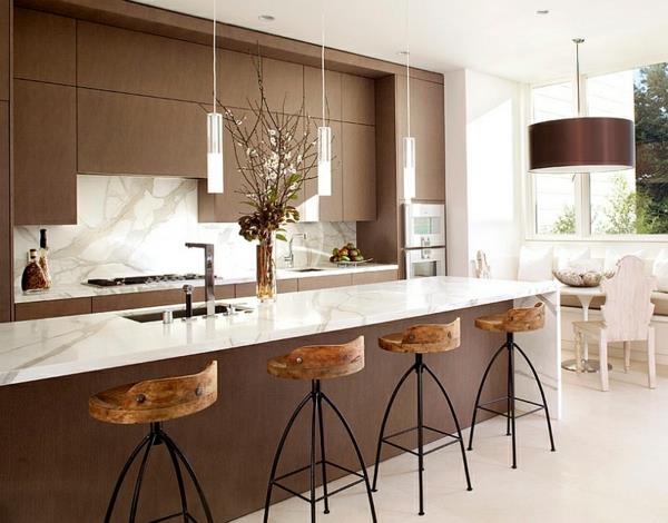 tyylikkäät keittiön marmoripinnat jakkarat riippuvalaisimet ruokasalissa