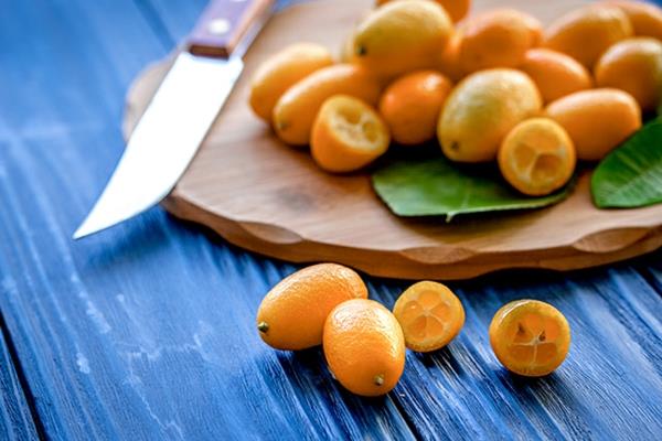 leikkaa kumquat -hedelmiä