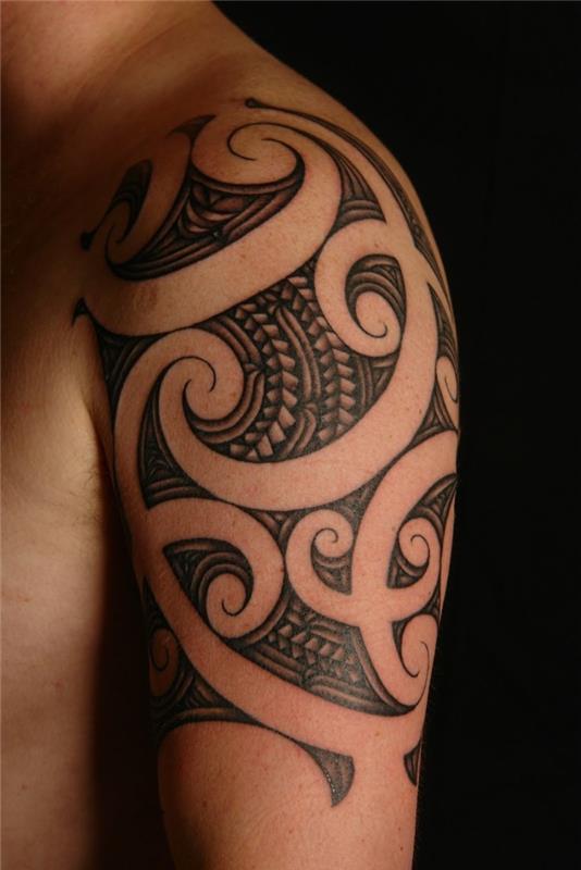 kaarevat aiheet maoir tatuointi olkapää
