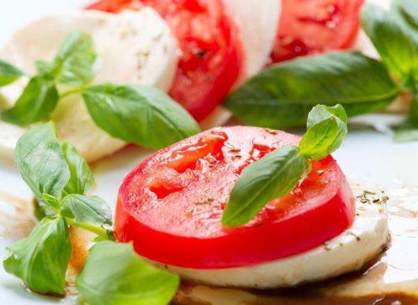 terveellisempi laihtuminen tomaatti basilika mozzarella