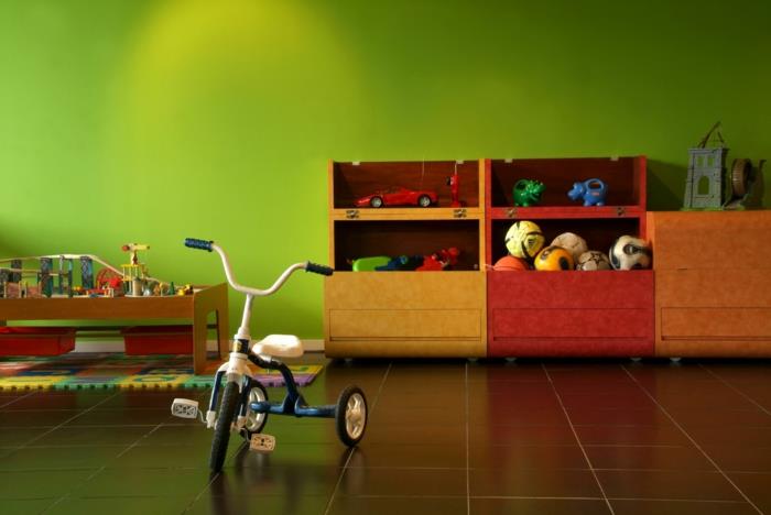 design lastenhuone vihreät seinät lattialaatat avoimet hyllyt