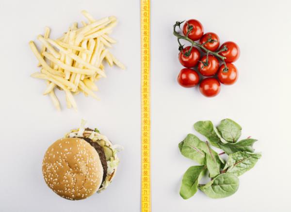 terveellinen laihtuminen tuoreet vihannekset valitse tomaatit pinaatti perunoiden sijaan hampurilainen