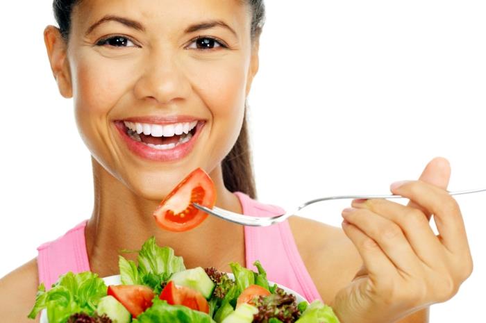 syö terveellisiä vihanneksia raakana syö salaattia terve keho