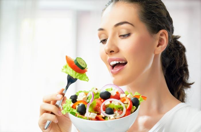 terveet elämäntavat nestehukka juomavesi hedelmät vihannekset salaatit