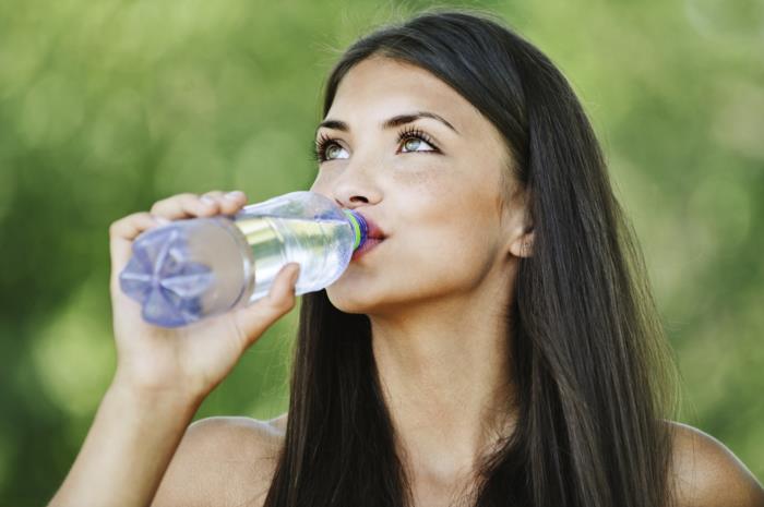 terveet elämäntavat nestehukka juomavesi urheilua