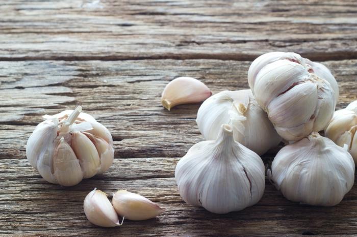 terveellisesti elävät vihannekset grillaa valkosipulia