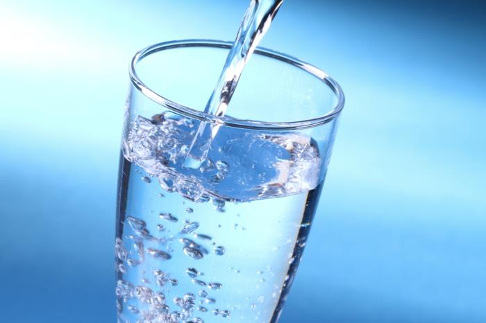 elävä terve juomaveden nesteytys