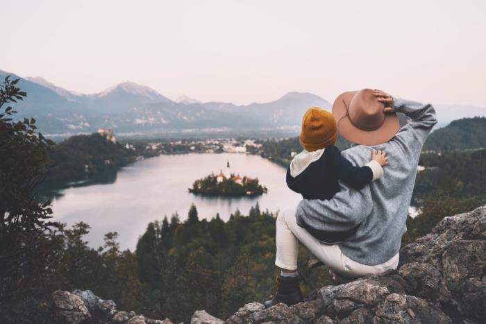 Pysy terveenä ja onnellisena talvella nuori nainen taapero lyhyt matka romanttinen panoraamanäkymä järven pienelle saarelle vanhaan linnaan