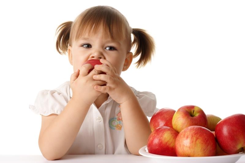 terveellinen ruoka lapsille hedelmät punaiset omenat