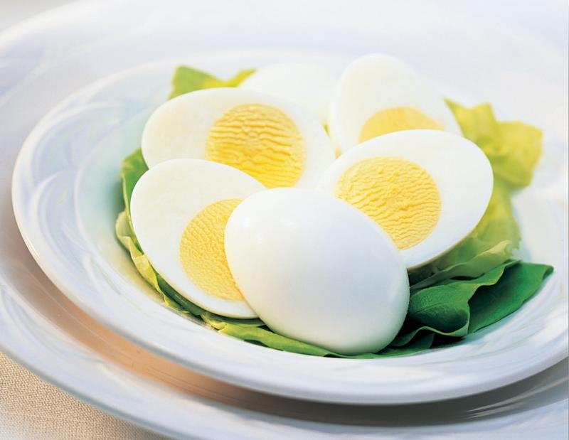 terveellistä ruokaa lapsille keitettyjä munia aamiaiseksi