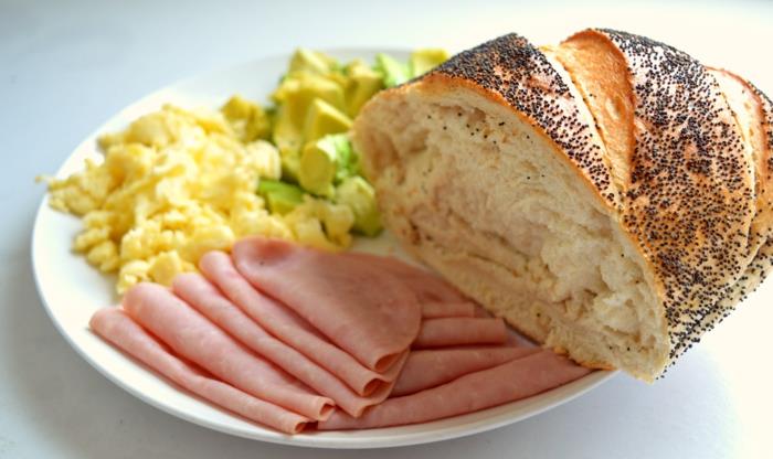 terveellinen syöminen monipuolinen ruoka liha munat leipä