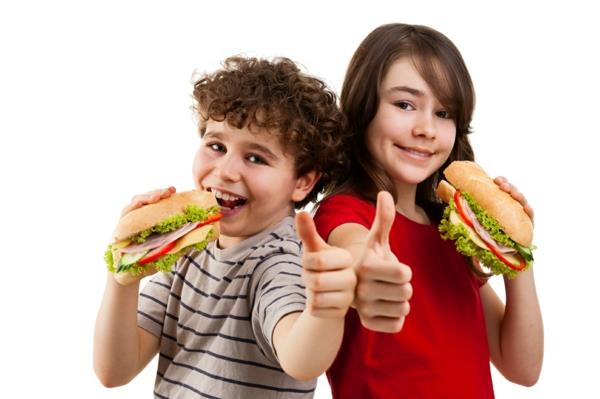 terveellistä ruokaa voileipiä syöville lapsille
