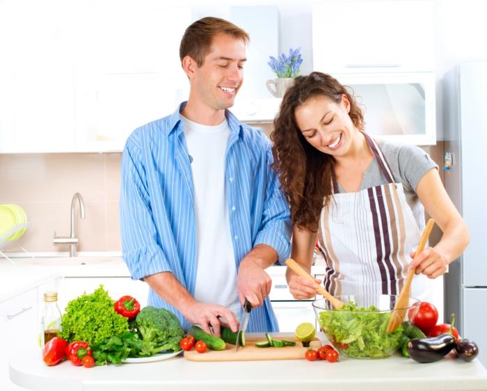 terveellinen ruoka ruoanlaitto yhdessä mies ja nainen