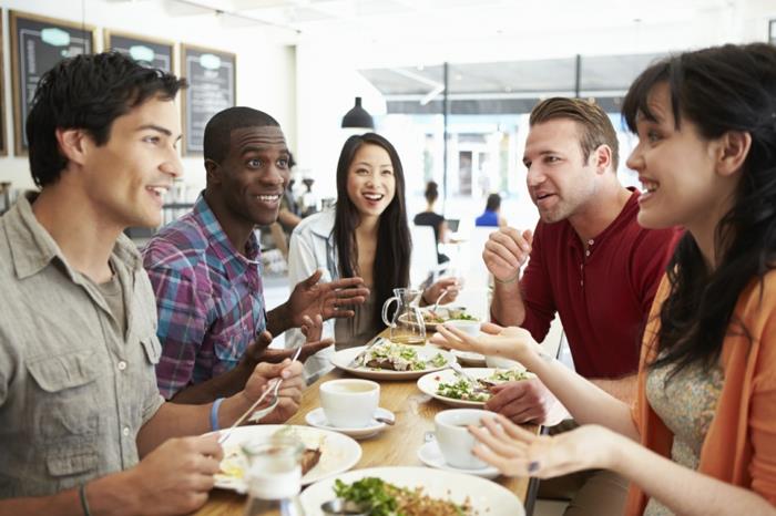 terveellinen syöminen tapaa ystävät syövät yhdessä