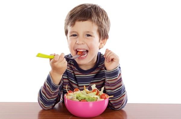 terveellisesti syövät lapset lapsi syö salaattia