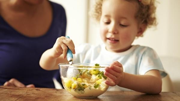 terveellinen ruoka lapset lapsi tekee salaattia
