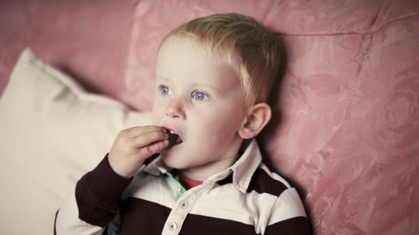 terveellinen ruoka lapset lapsi katselee televisiota