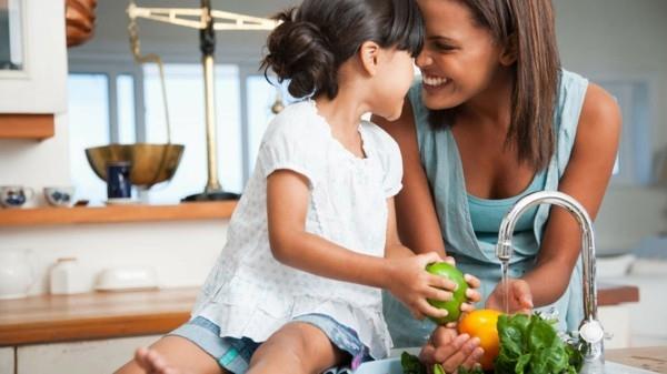 terveellinen ruoka lapset pesevät vihanneksia