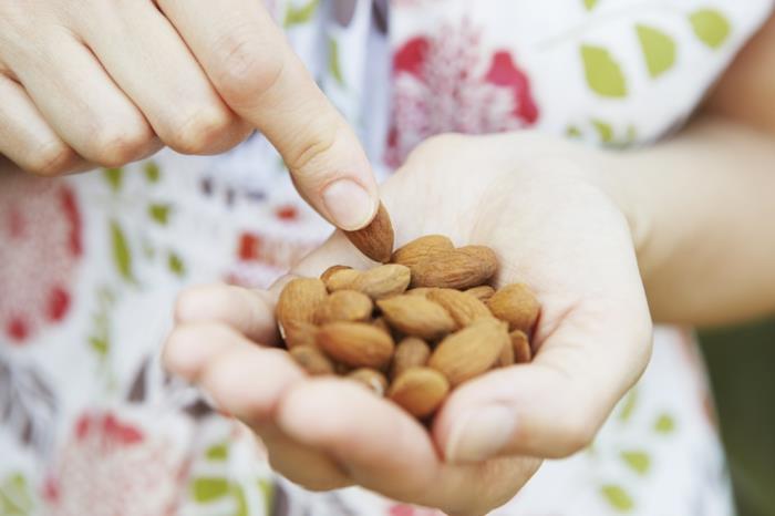 terveellinen ruoka syödään pähkinöitä manteleita