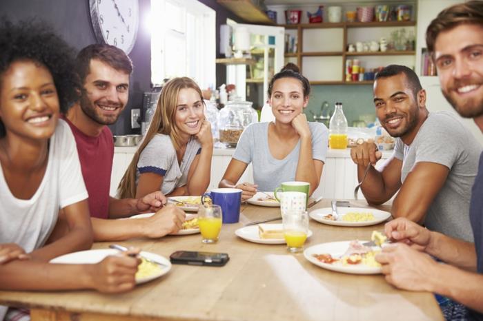 terveelliset syövät ystävät syövät aamiaista yhdessä