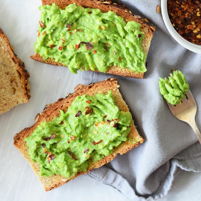 terveet kevätreseptit avokado -leipälevitys