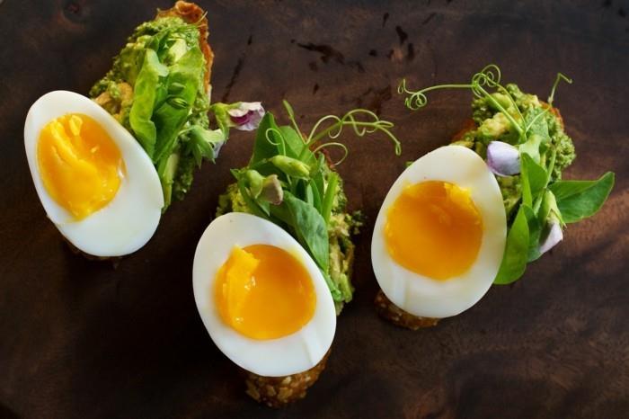 terveellisiä aamiaisideoita avokado -paahtoleipää keitettyjen munien kanssa
