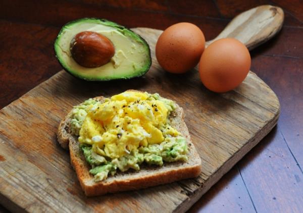 terveellinen aamiainen ideoita leipä munat terve
