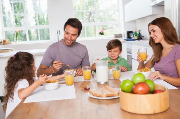 terveellisiä aamiaisideoita perheen aamiaismuroja mehuja maitoa