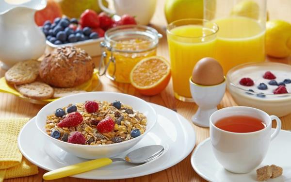 terveellisiä aamiaisideoita tuoreet hedelmät täysjyvärullat mehut mysli