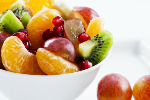 terveellisiä aamiaisen ideoita tuoretta hedelmäsalaattia