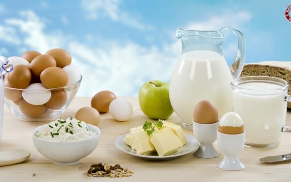 terveellisiä aamiaisen ideoita keitettyjä munia juusto maitoa