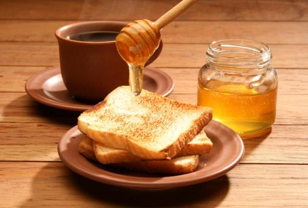 terveellisiä aamiaisideoita paahdettu leipä hunaja tee