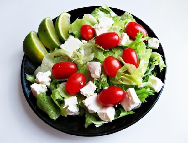 terveellisiä aamiaisen ideoita vihreä salaatti tomaatit lime feta