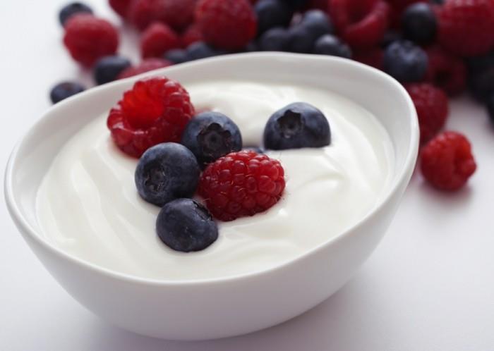 terveellisiä aamiaisideoita jogurtti marjoilla