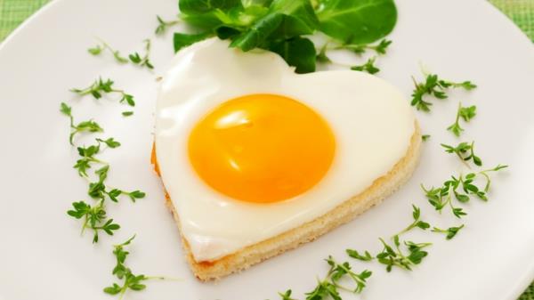 terveellisiä aamiaisideoita paistettu muna vihreä salaatti