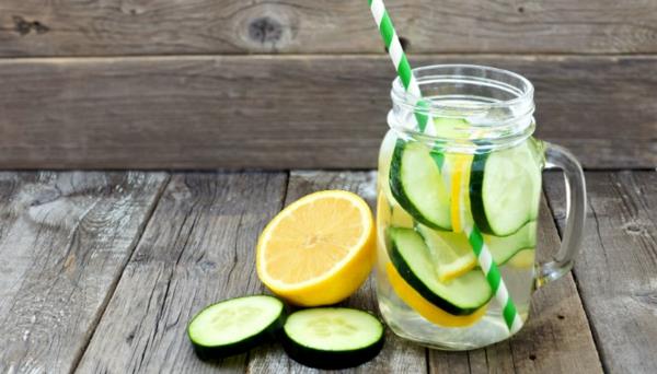 terveellinen juoma detox vesi sitruuna kurkku