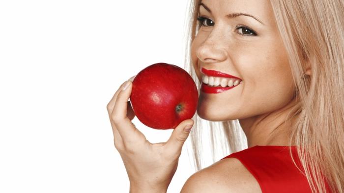terve iho ruoka omenan punainen huulipuna punainen mekko vaaleat hiukset