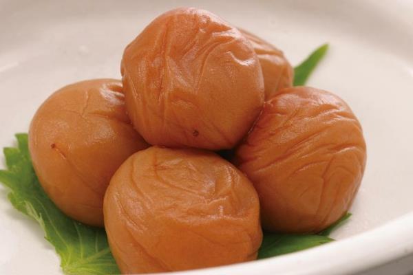 puhdistaa terveen umeboshi -kehon