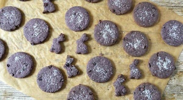 Paista terveellisiä vegaanisia pääsiäiskeksejä