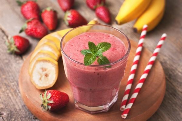 terve smoothie banaanimansikat juuri sekoitettuna lasiin