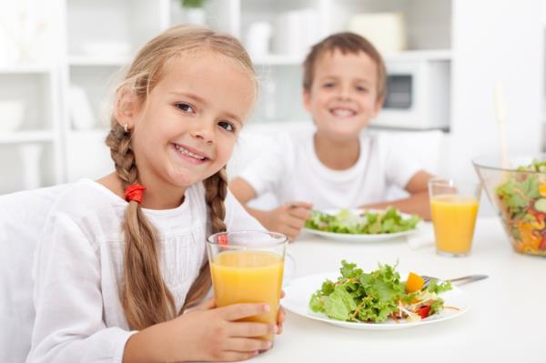 terve keho lapset syö salaattia juoda mehua