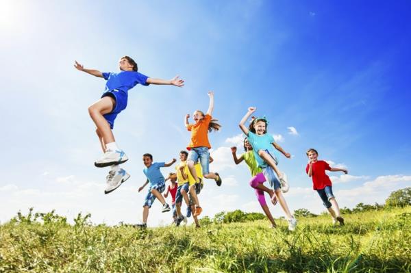 terveen kehon lapset hyppäävät luonnossa