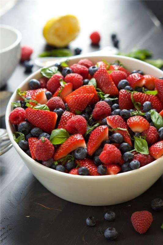 terveellinen syöminen hedelmäsalaatti terveellinen syöminen mansikoita