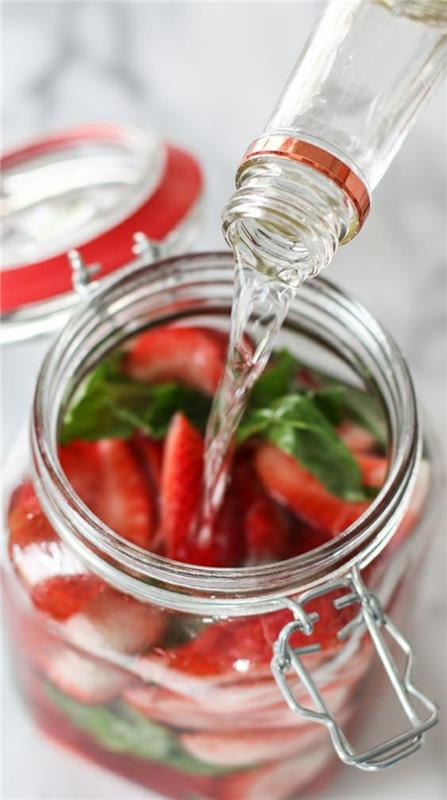 terveellinen syöminen virkistävä kesä juo vettä mansikoiden kanssa