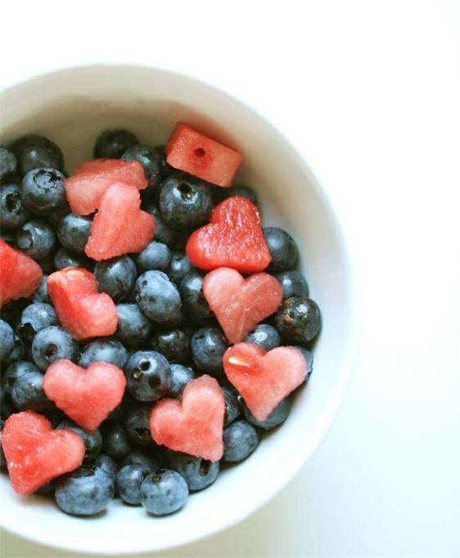 terveellistä ruokaa virkistäviä kesäjuomia ja hedelmäsalaattia
