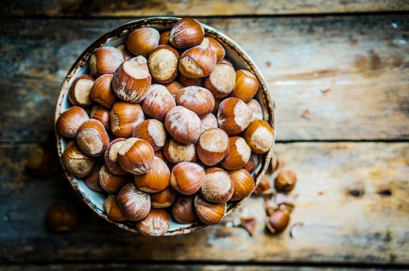 terve elämä naiset syövät terveellisiä ruokia raakoja hasselpähkinöitä