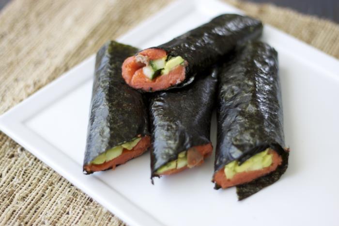 terveellistä syömistä merilevää syöviä sushi -ideoita
